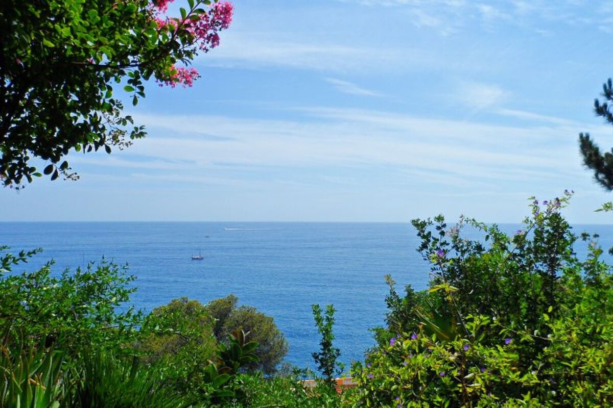 a park on the edge of the sea in Nice
