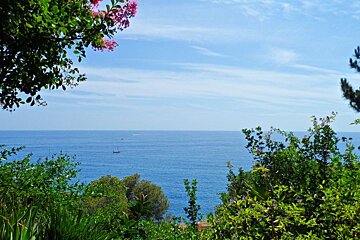 a park on the edge of the sea in Nice