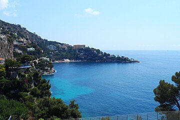 a small natural harbour on the coast of Cap d'Ail