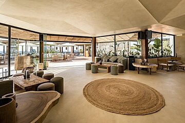 Um Beach house, Portals Nous pool