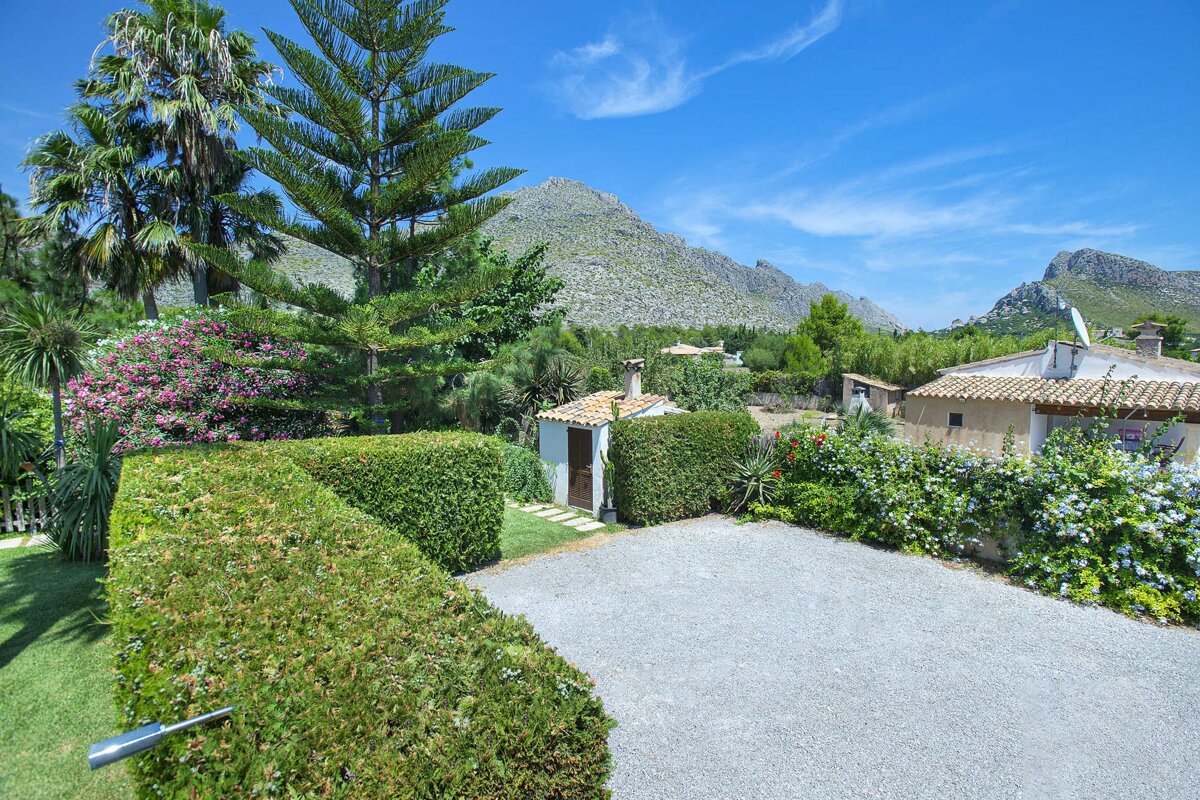 A house with a sign that says ' alquiler ' on it
