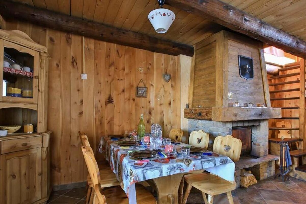 Arnaud Chalet, Les Arcs 1800 dining area