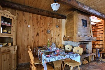 Arnaud Chalet, Les Arcs 1800 dining area