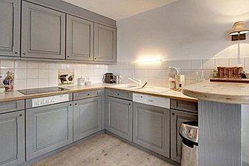 Pierre Avoi Apartment, Verbier - Centre kitchen