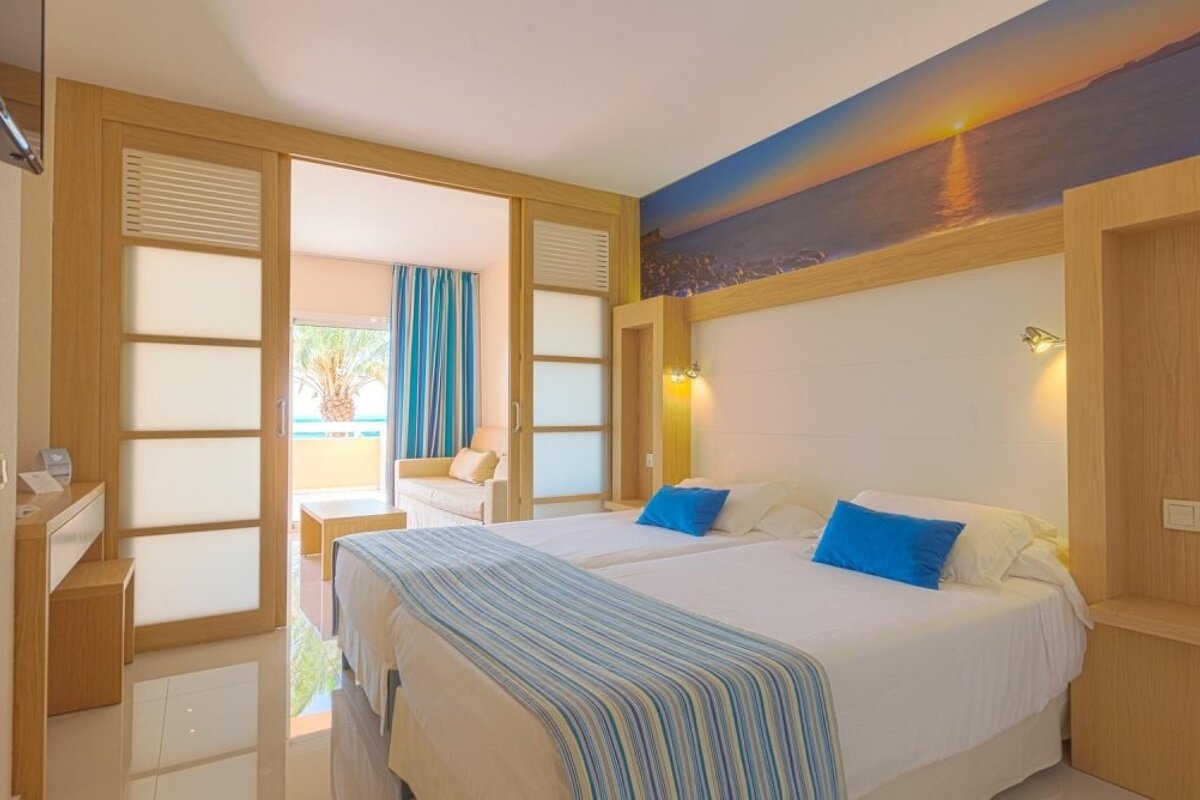 Sirenis Seaview Country Club Aparthotel, San Antonio family room