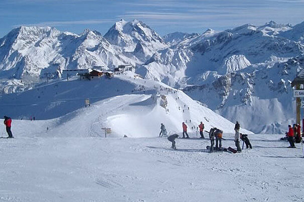 a mountain view with lots of skiers