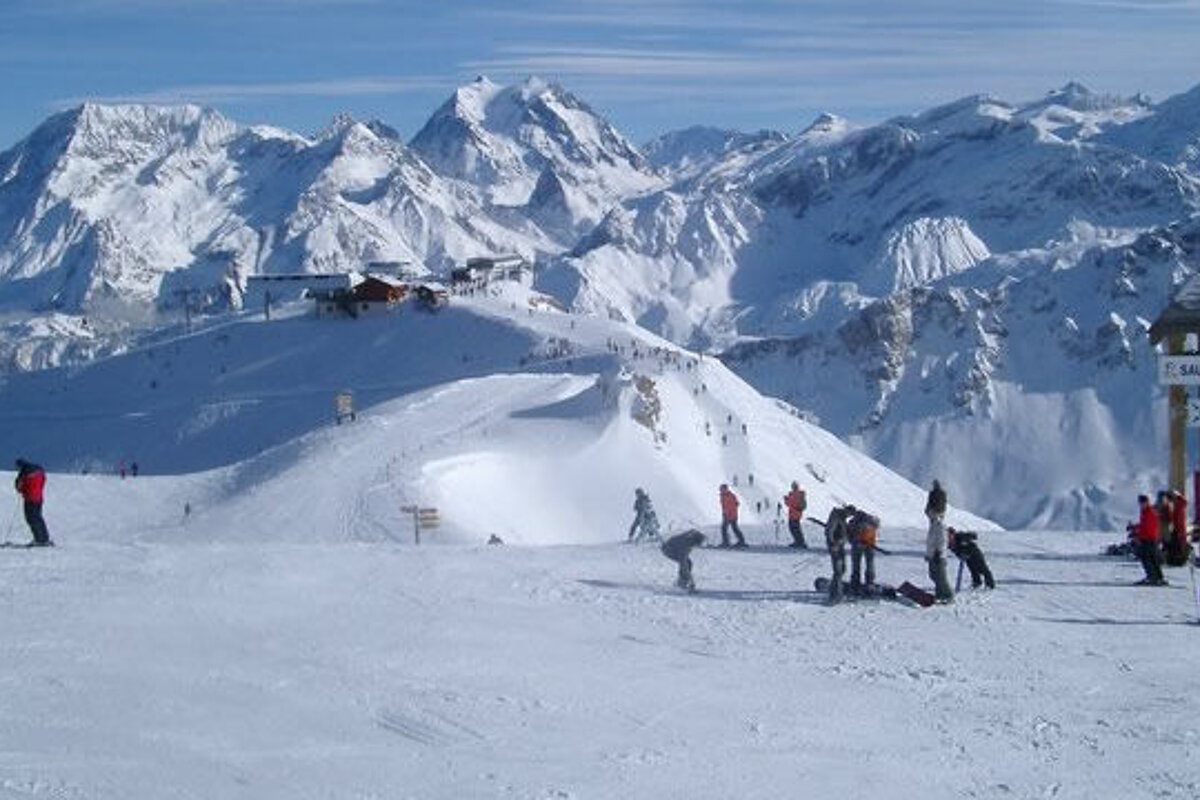 a mountain view with lots of skiers
