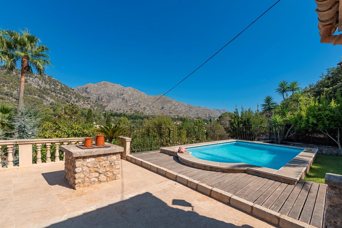 A large swimming pool with mountains in the background