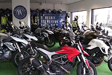 Motorbike Rent Italy - Scooter Hire, Milan - Centre shop interior