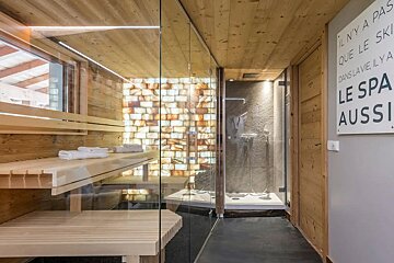 A bathroom with a sign that says le spa aussi