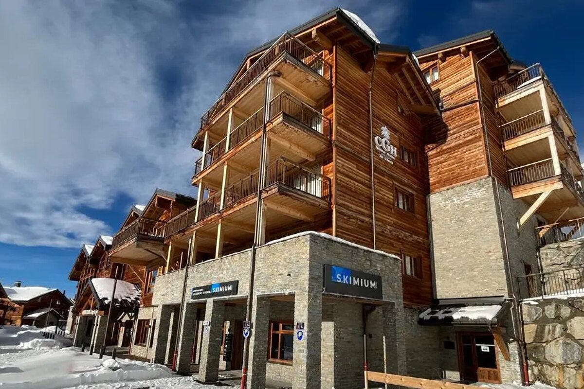 A building with a sign that says skimium on it