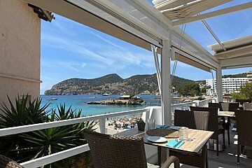 Terrace with a sea view at Urbano Mar