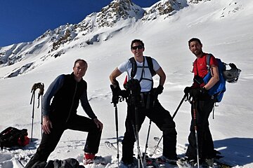 skiing in tshirts