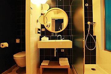 Victoria Hotel, Roquebrune-Cap-Martin bathroom