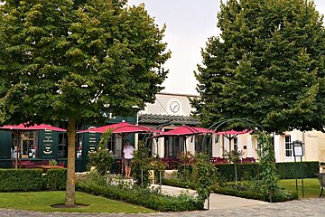 a man outside a restaurant in bages