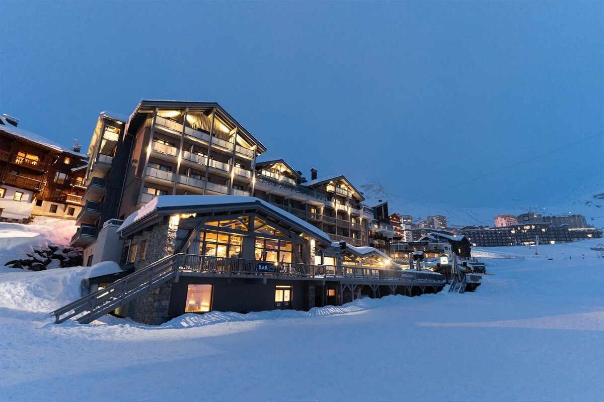 A large building with a sign that says ' hotel ' on it