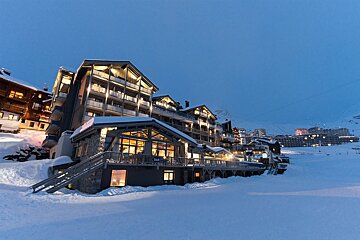 A large building with a sign that says ' hotel ' on it