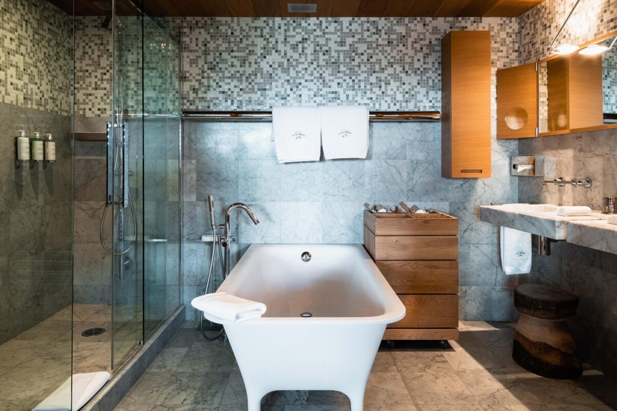 A bathroom with a bathtub and two sinks