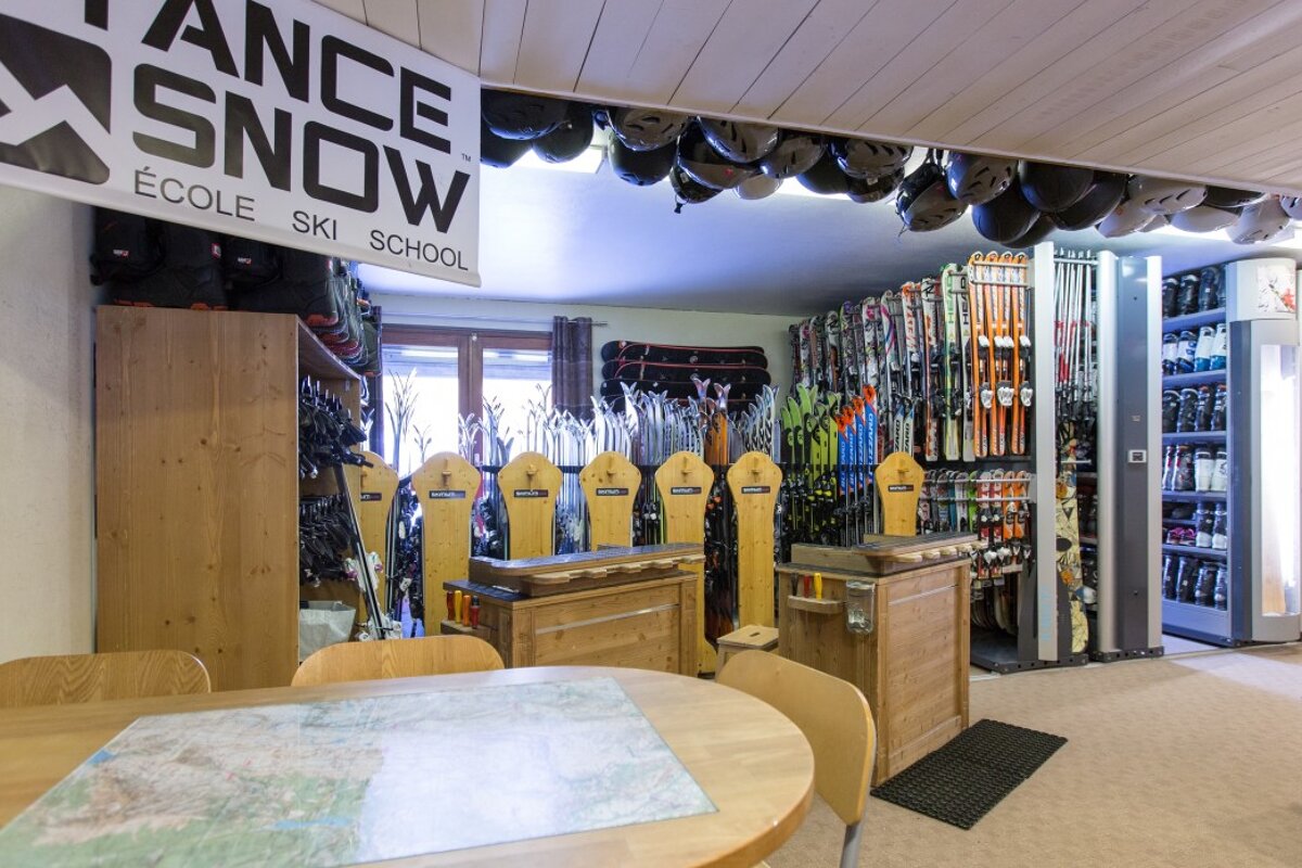 Skimium - Alpe Sports Ski Hire, Alpe d'Huez - Centre shop interior