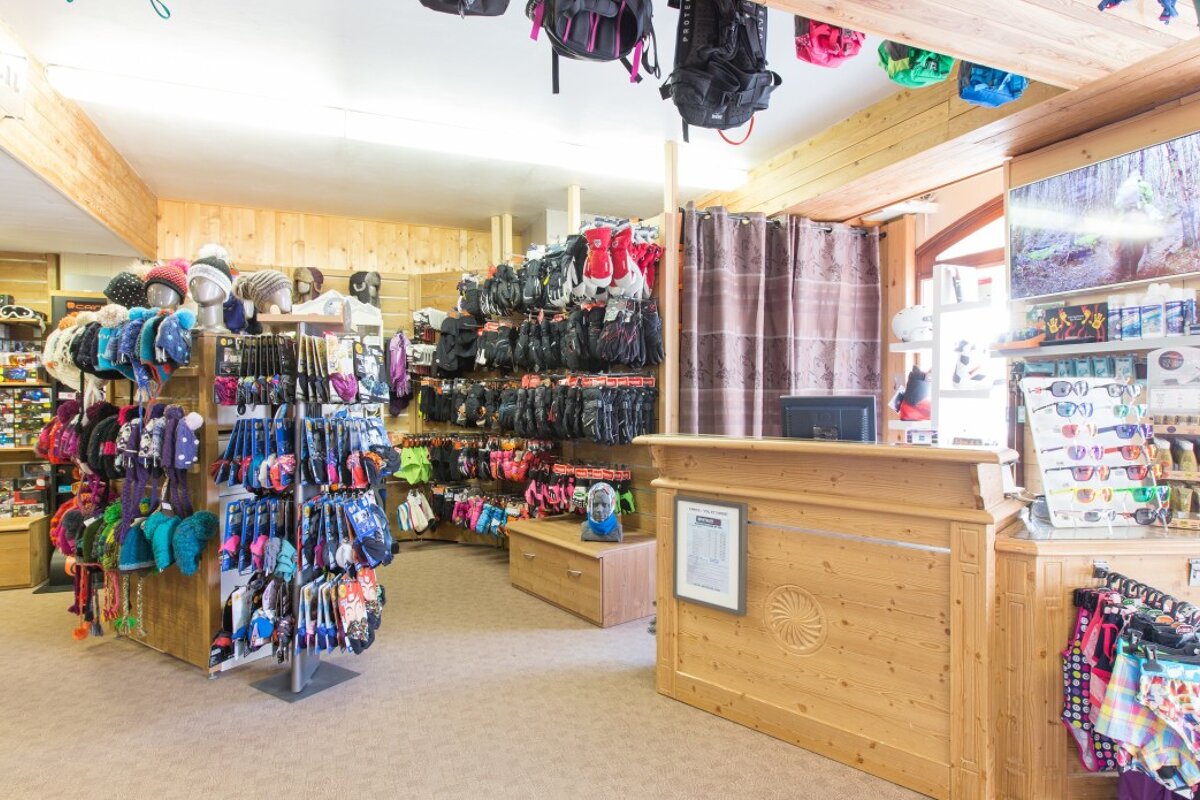 Skimium - Alpe Sports Ski Hire, Alpe d'Huez - Centre shop interior