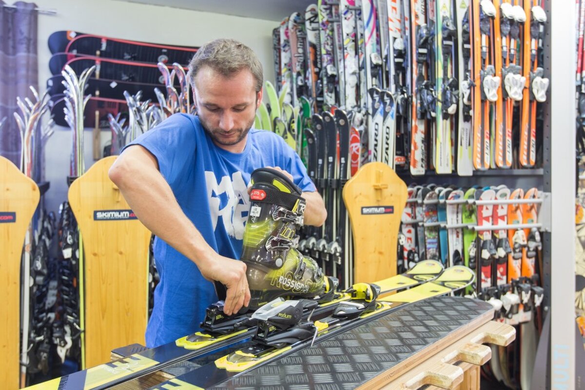 Skimium - Alpe Sports Ski Hire, Alpe d'Huez - Centre shop interior