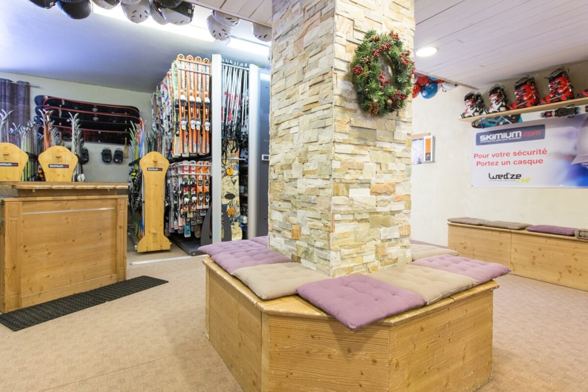 Skimium - Alpe Sports Ski Hire, Alpe d'Huez - Centre shop interior