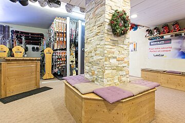 Skimium - Alpe Sports Ski Hire, Alpe d'Huez - Centre shop interior