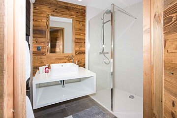Suzanne Chalet, Morzine bathroom