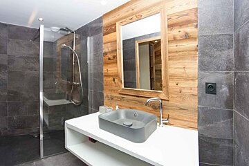 Suzanne Chalet, Morzine bathroom