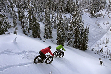 two people riding fatbikes in les arcs