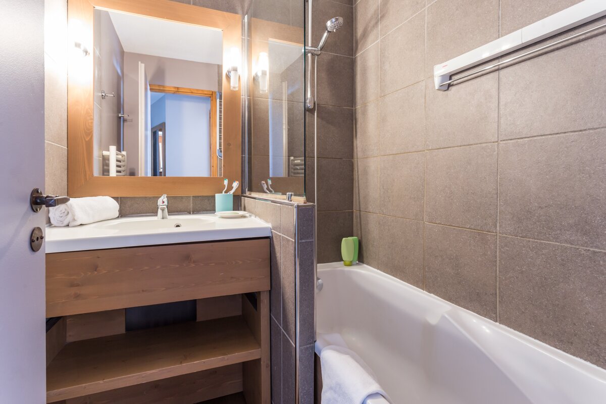 A bathroom with a bathtub and a sink