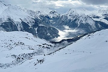 On the snowy pistes up high in La Plagne