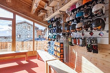 Skimium - Skiloc 2300 Ski Hire, Val Thorens shop interior