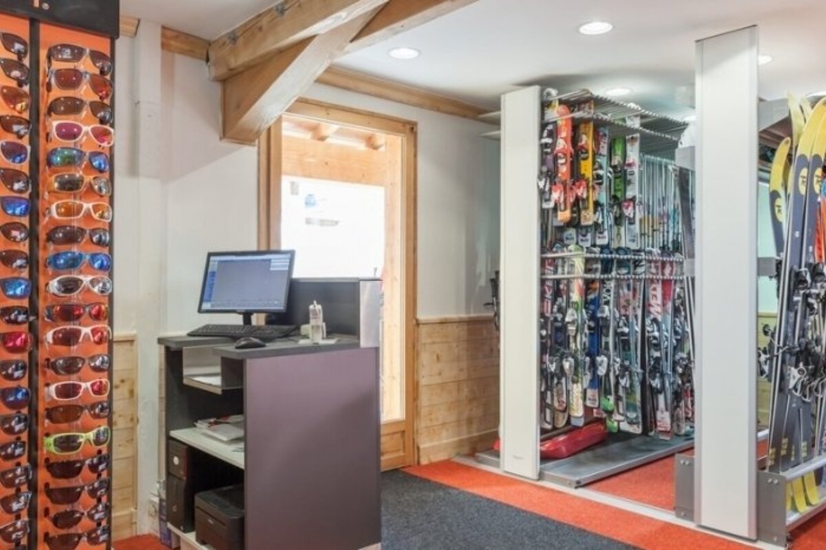 Skimium - Skiloc 2300 Ski Hire, Val Thorens shop interior