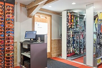 Skimium - Skiloc 2300 Ski Hire, Val Thorens shop interior