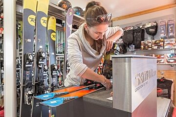 Skimium - Skiloc 2300 Ski Hire, Val Thorens shop interior