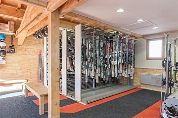 Skimium - Skiloc 2300 Ski Hire, Val Thorens shop interior