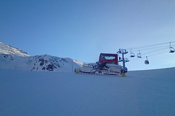 a piste basher in les arcs