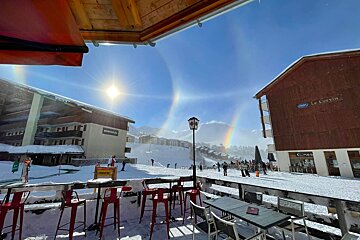 A building with the word le cerise on it