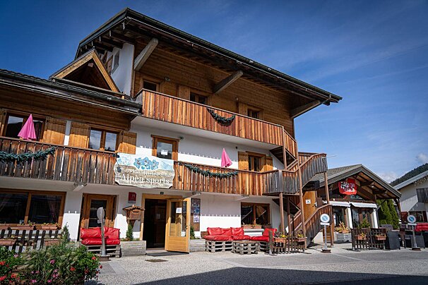A large wooden building with a sign that says ' montagne ' on it