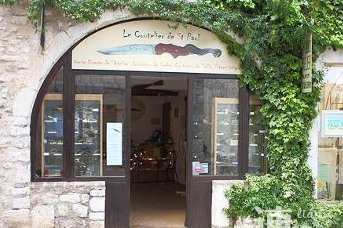 A store front with a sign that says `` le couteller de st paul '' on it