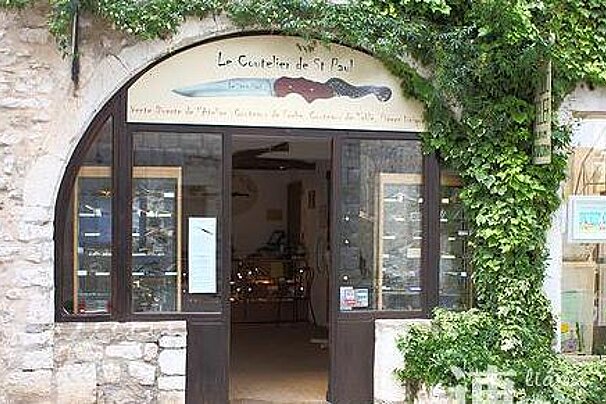 A store front with a sign that says `` le couteller de st paul '' on it