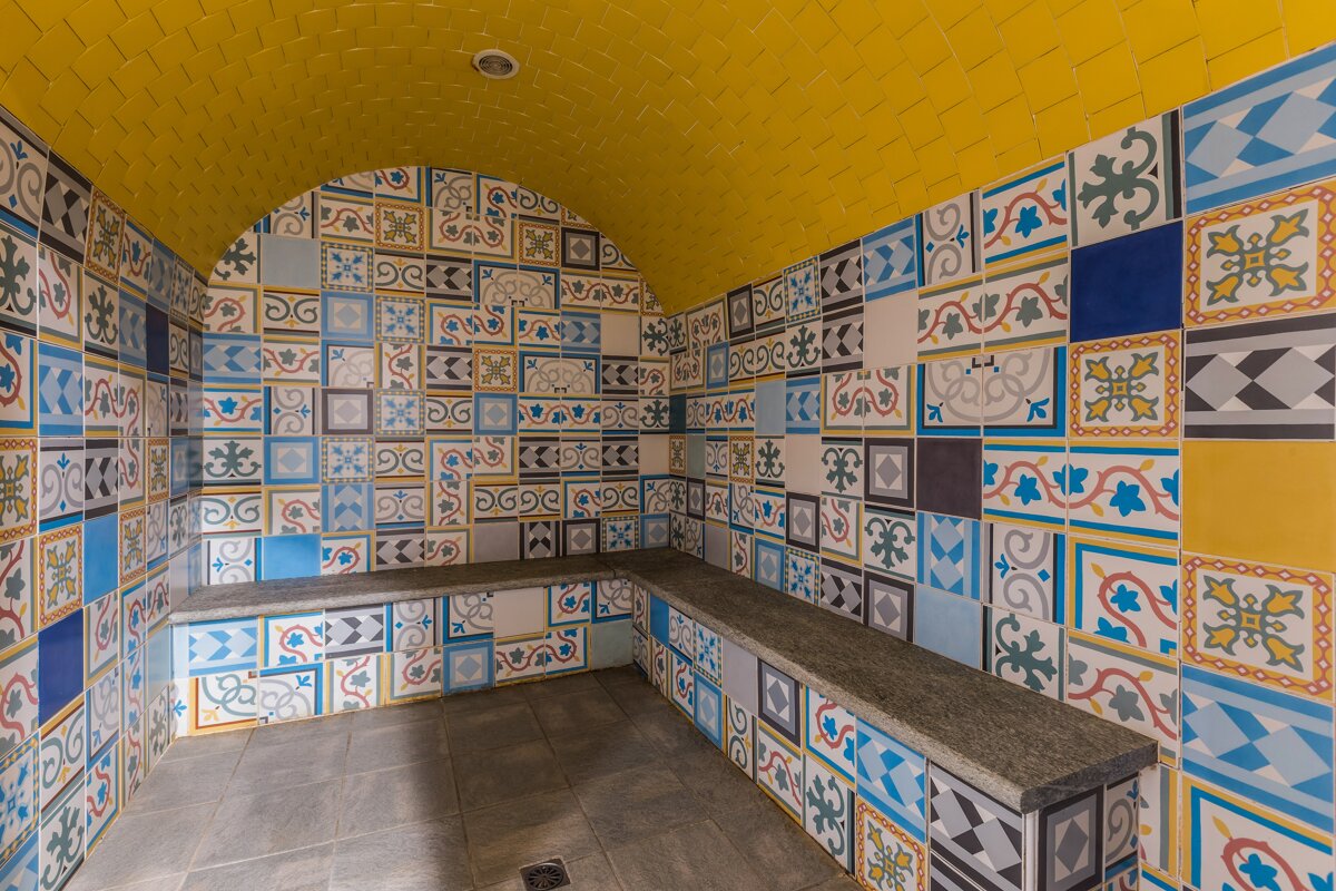 A room with colorful tiles and a yellow ceiling