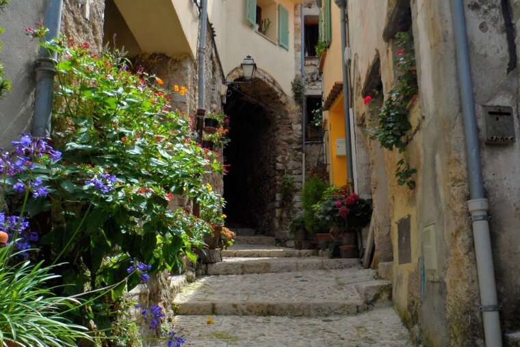 a narrow cobbled street in St Agnes