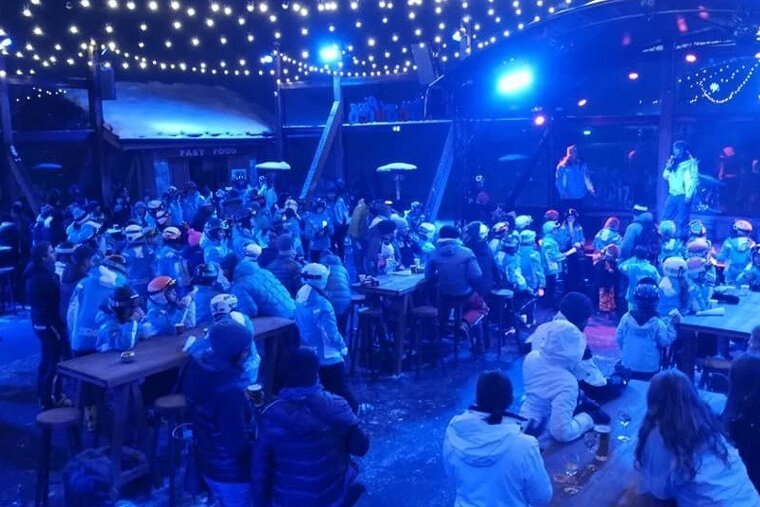 A large group of people are gathered in a restaurant called fast food