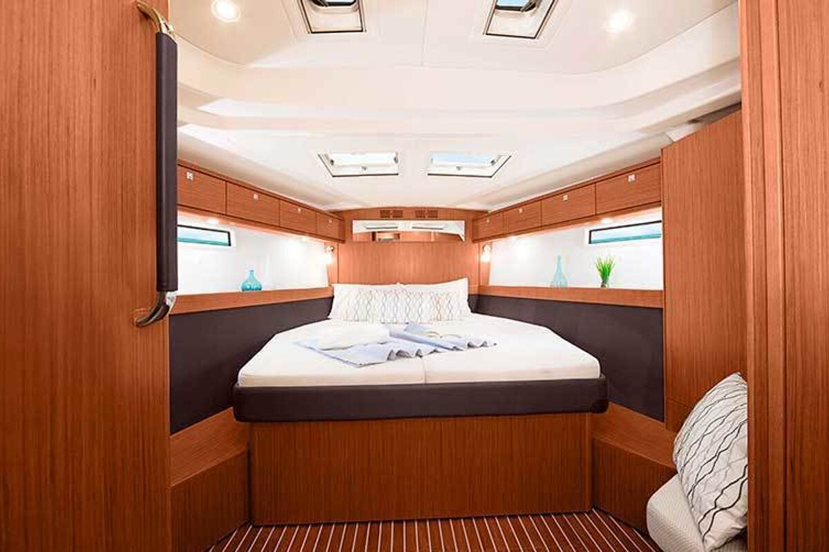 Bavaria Cruiser 51-5 15m Sailing Yacht, Palma de Mallorca main cabin