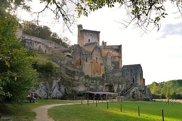 Chateau de Commarque, exterior