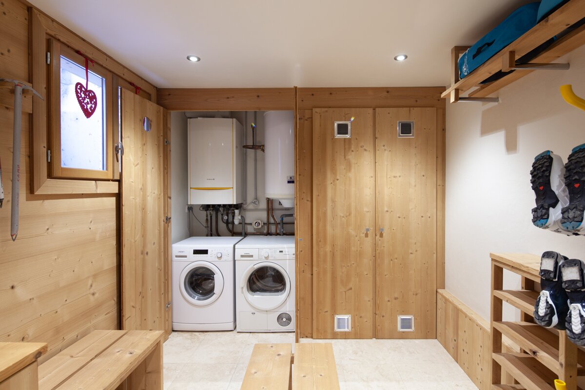 A laundry room with a washing machine and dryer