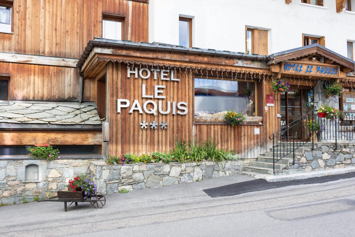 The front of a hotel called hotel le paquis