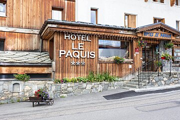 The front of a hotel called hotel le paquis